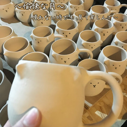 なにか言いたげ。茶白猫のマグカップ 4枚目の画像