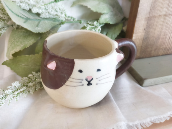 なにか言いたげ。茶白猫のマグカップ 2枚目の画像