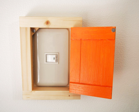 【コンセントカバー】照明スイッチ＆コンセントカバーボックス　カラー扉（オレンジ） 2枚目の画像