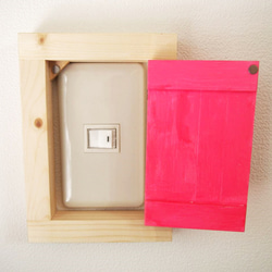 【コンセントカバー】照明スイッチ＆コンセントカバーボックス　カラー扉（ピンク） 2枚目の画像