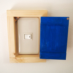 【コンセントカバー】照明スイッチ＆コンセントカバーボックス　カラー扉（青） 2枚目の画像