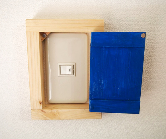 【コンセントカバー】照明スイッチ＆コンセントカバーボックス　カラー扉（青） 2枚目の画像