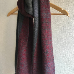 【受注制作ご予約】手織りカシミヤマフラー　ダークグレー・赤　網代織　（およそ25 x 175cm） 2枚目の画像