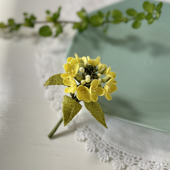 布花元気がでる黄色いビタミンカラーの菜の花のコサージュ 2枚目の画像