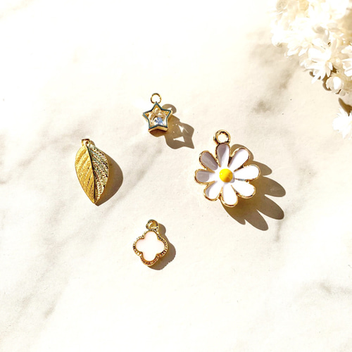 お花のイニシャルキーホルダー その他アクセサリー le chance cc 通販