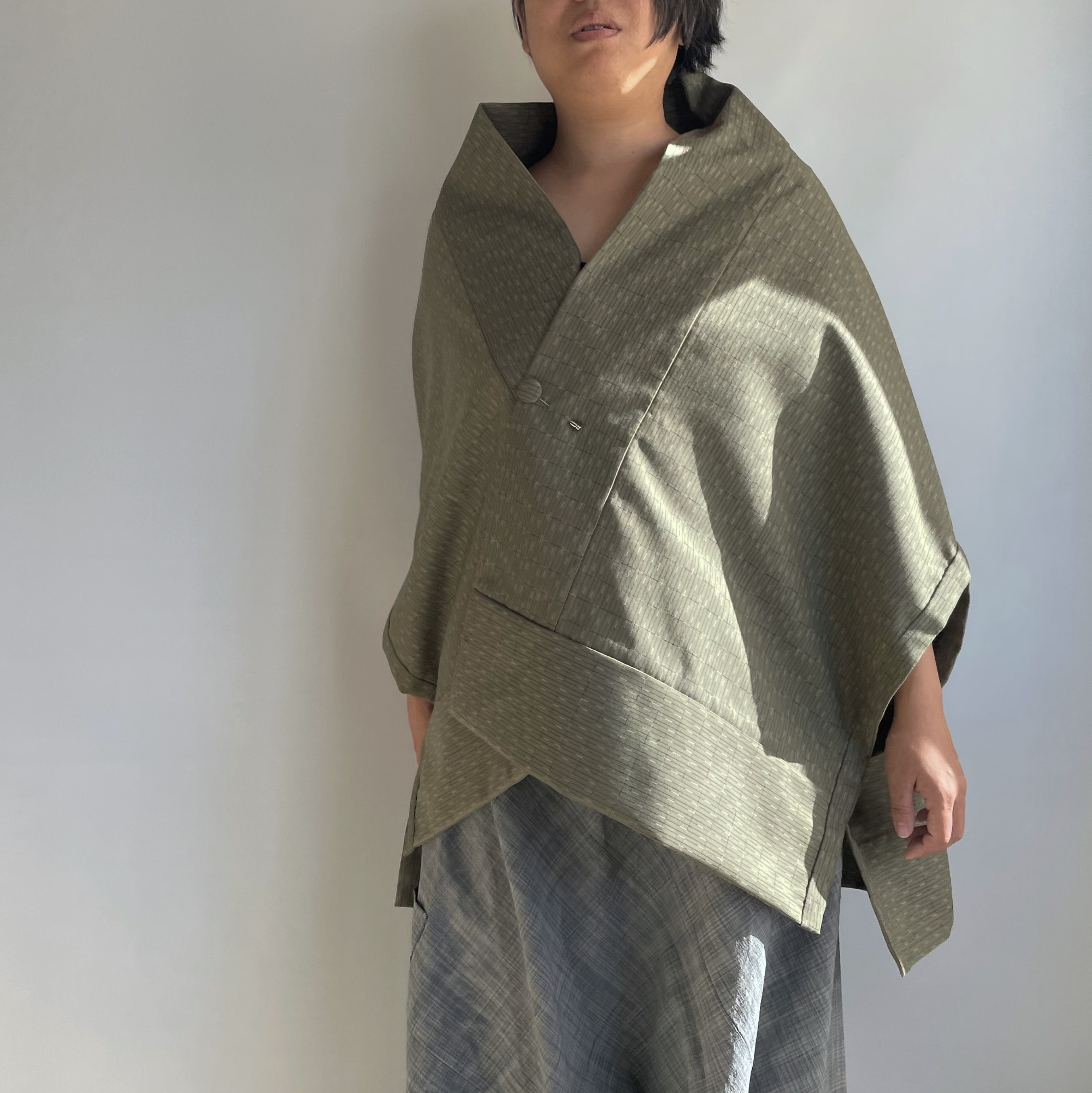 【1点もの】さんかく羽織 裏地・ブローチ付き 総手縫い -ウール着物地 薄緑と絹着物地 臙脂 TRH261