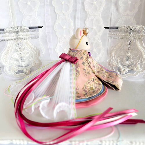 ミニチュア着物　姫柄十二単仕立て さくら8ページ 804 ひなまつり小さなお着物〈お姫様〉十二単 白藤色地に山桜柄 藤