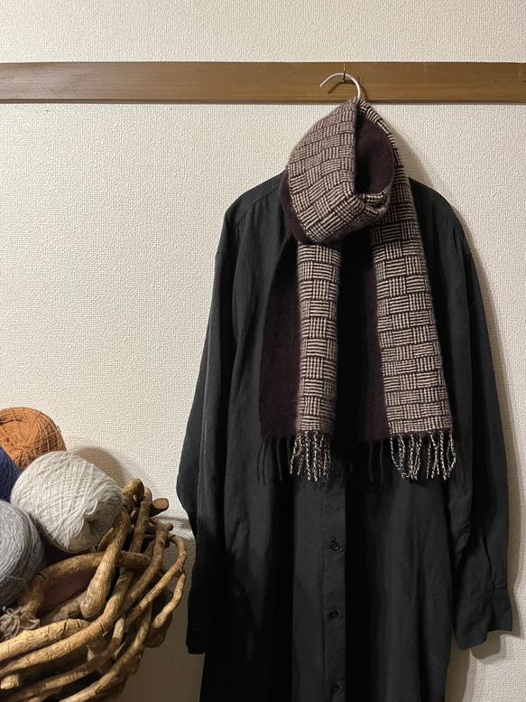 【受注制作ご予約】手織りメンズカシミヤマフラー　焦茶・ベージュ　半網代織り　 (およそ25 x 175 cm) 4枚目の画像