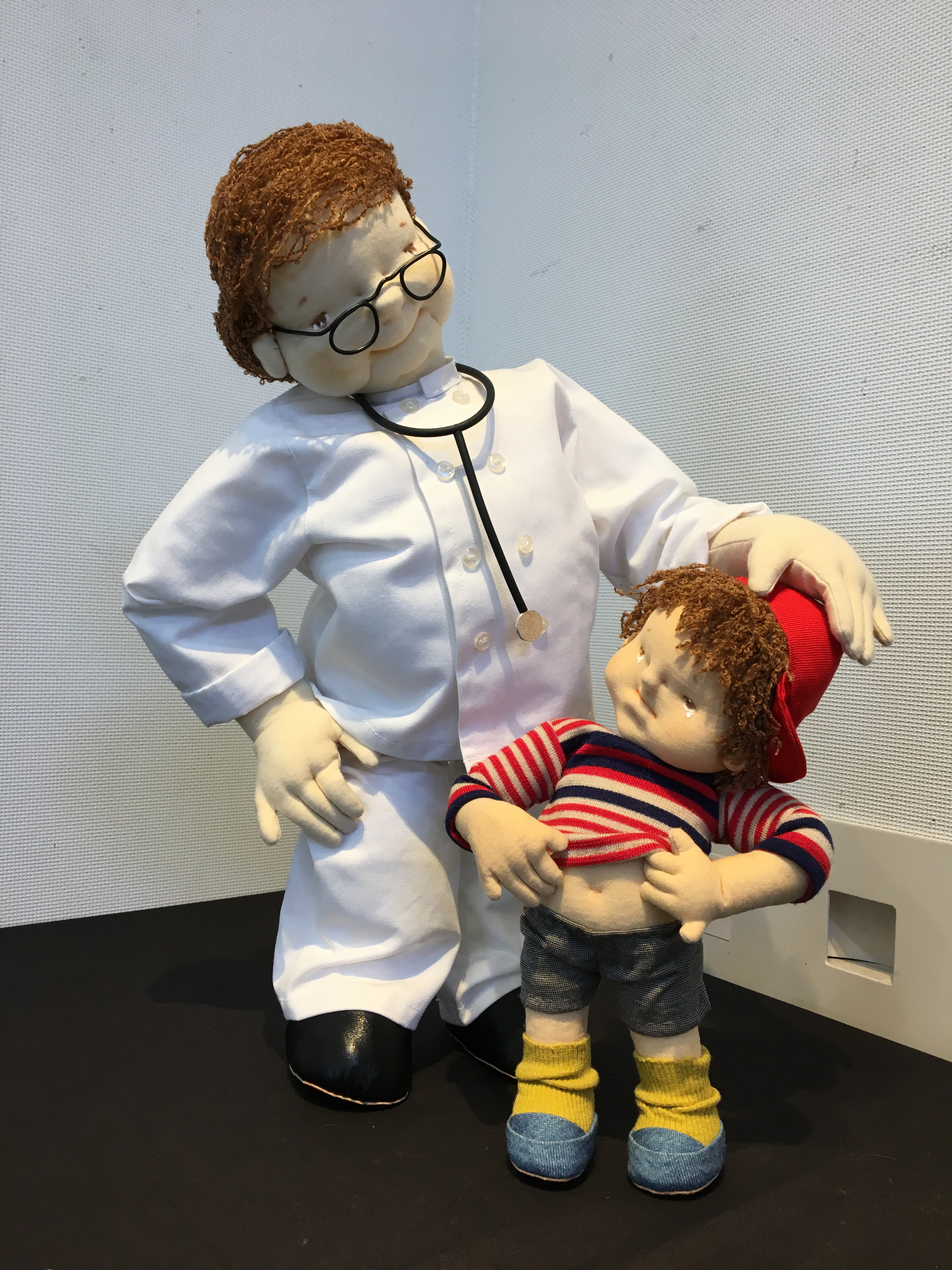 【布人形アート作品】「お腹が痛いの？」