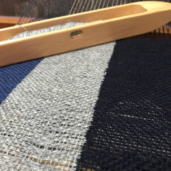 【受注制作ご予約】手織りカシミヤマフラー　紺・グレー・ブルー ３色ストライプ　（およそ25 x 175cm） 4枚目の画像
