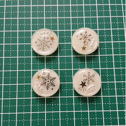 雪の結晶ボタン☆4個 g-24 雪/冬/星/ボタン/カボション/雪の結晶 