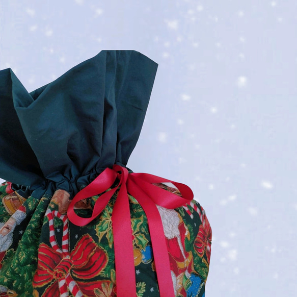 サンタさんの大きな布製ギフトバッグ(輸入生地)　巾着 クリスマスプレゼント袋 7枚目の画像
