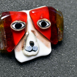 ガラスのジュエリー 犬　dog ピンバッジ（Ｙ968-467） 1枚目の画像