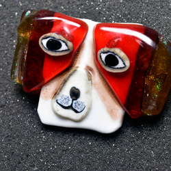 ガラスのジュエリー 犬　dog ピンバッジ（Ｙ968-467） 3枚目の画像
