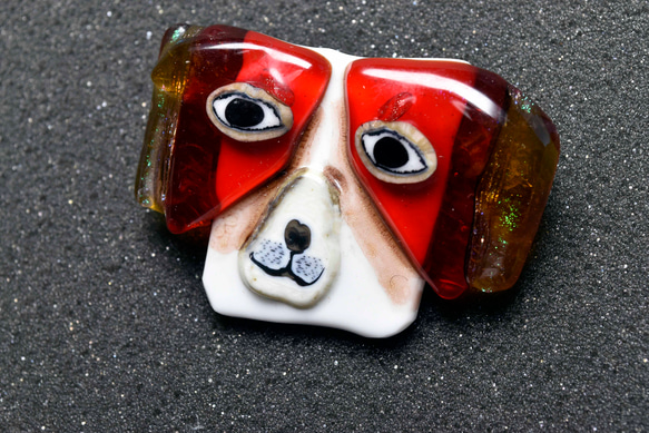 ガラスのジュエリー 犬　dog ピンバッジ（Ｙ968-467） 3枚目の画像