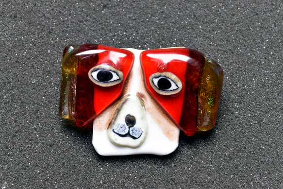ガラスのジュエリー 犬　dog ピンバッジ（Ｙ968-467） 2枚目の画像