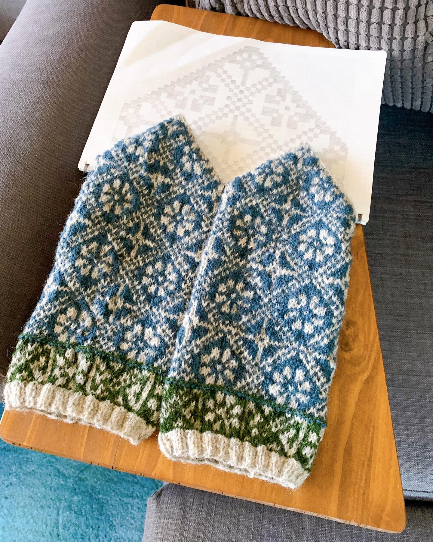 花とクロスの手編みミトン