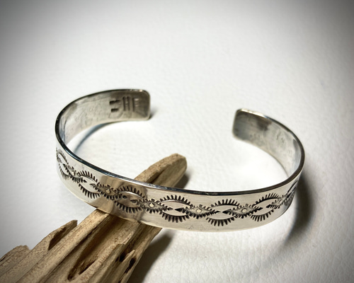 BIG HAND シルバー ネイティブ オーバーレイ スタンプワーク バングル