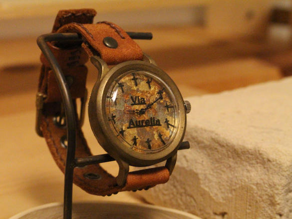 手作り腕時計　Via Aurelia(十字架ギルディング文字盤（黒）＆イタリア牛革（茶色）） 1枚目の画像