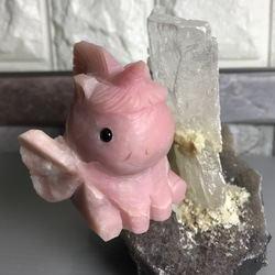 天然粉澳寶飛天獨角獸擺件含手作金運石底盤 ピンクオパールユニコーンPink Opal Unicorn 第13張的照片