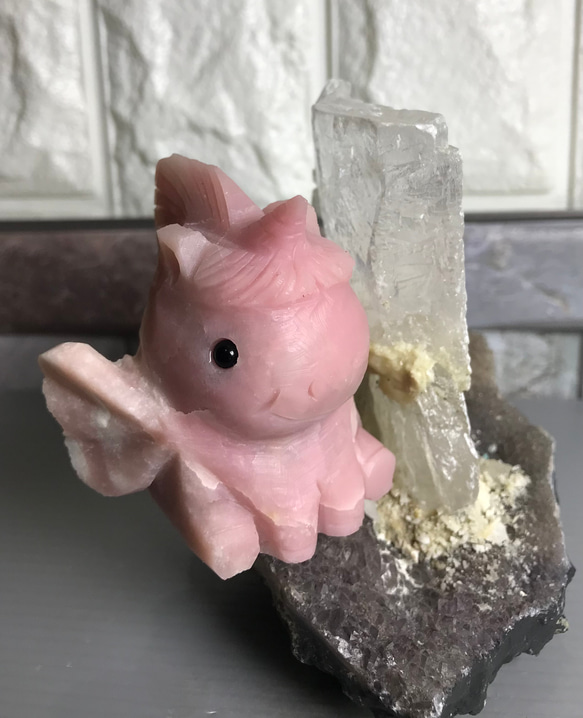 天然粉澳寶飛天獨角獸擺件含手作金運石底盤 ピンクオパールユニコーンPink Opal Unicorn 第13張的照片