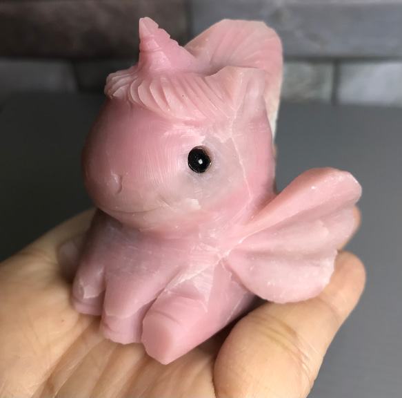 天然粉澳寶飛天獨角獸擺件含手作金運石底盤 ピンクオパールユニコーンPink Opal Unicorn 第9張的照片