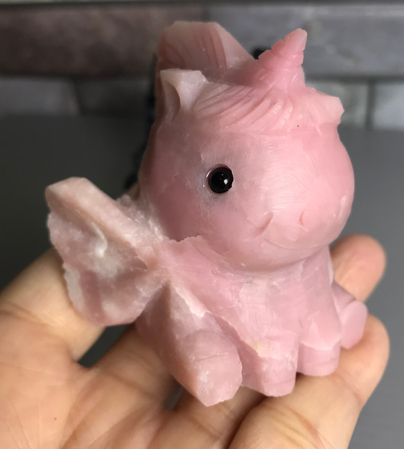 天然粉澳寶飛天獨角獸擺件含手作金運石底盤 ピンクオパールユニコーンPink Opal Unicorn 第8張的照片