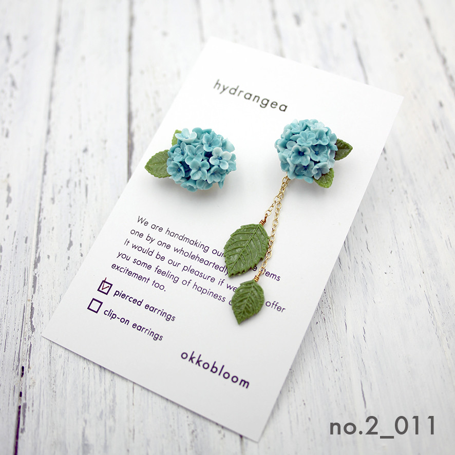 【625】小さなお花のピアス／樹脂粘土 ちいさな花弁ひとつひとつ手作業で作った、樹脂粘土の紫陽花ピアス【no
