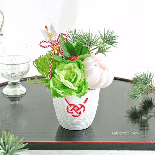 シンプルでも縁起の良いお花がたくさん モダン お正月 アレンジメント