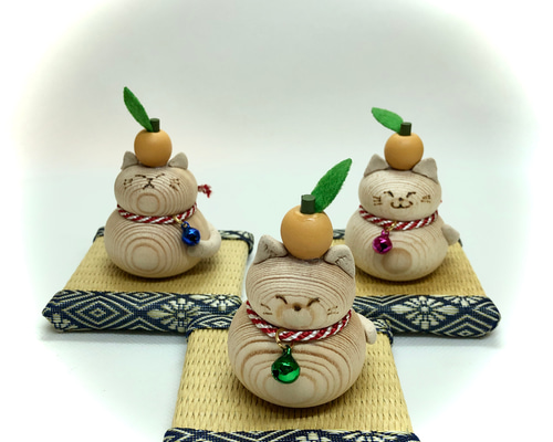 作家様　arica aki様　木彫り　ねこ　鏡餅　木製　ハンドメイド ねこくら木彫りの鏡餅、10月先行予約開始！！】 . まだまだ暑い