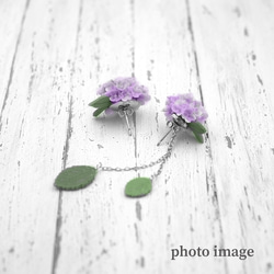 ちいさな花弁ひとつひとつ手作業で作った、樹脂粘土の紫陽花ピアス【no.2_021】 2枚目の画像