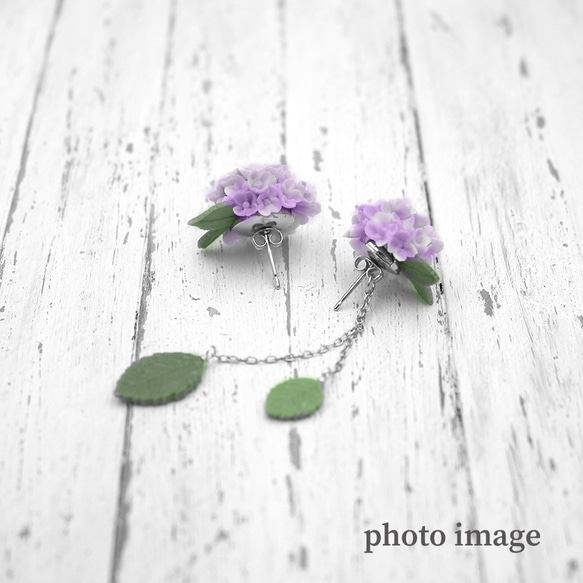 ちいさな花弁ひとつひとつ手作業で作った、樹脂粘土の紫陽花ピアス【no.2_023】 2枚目の画像