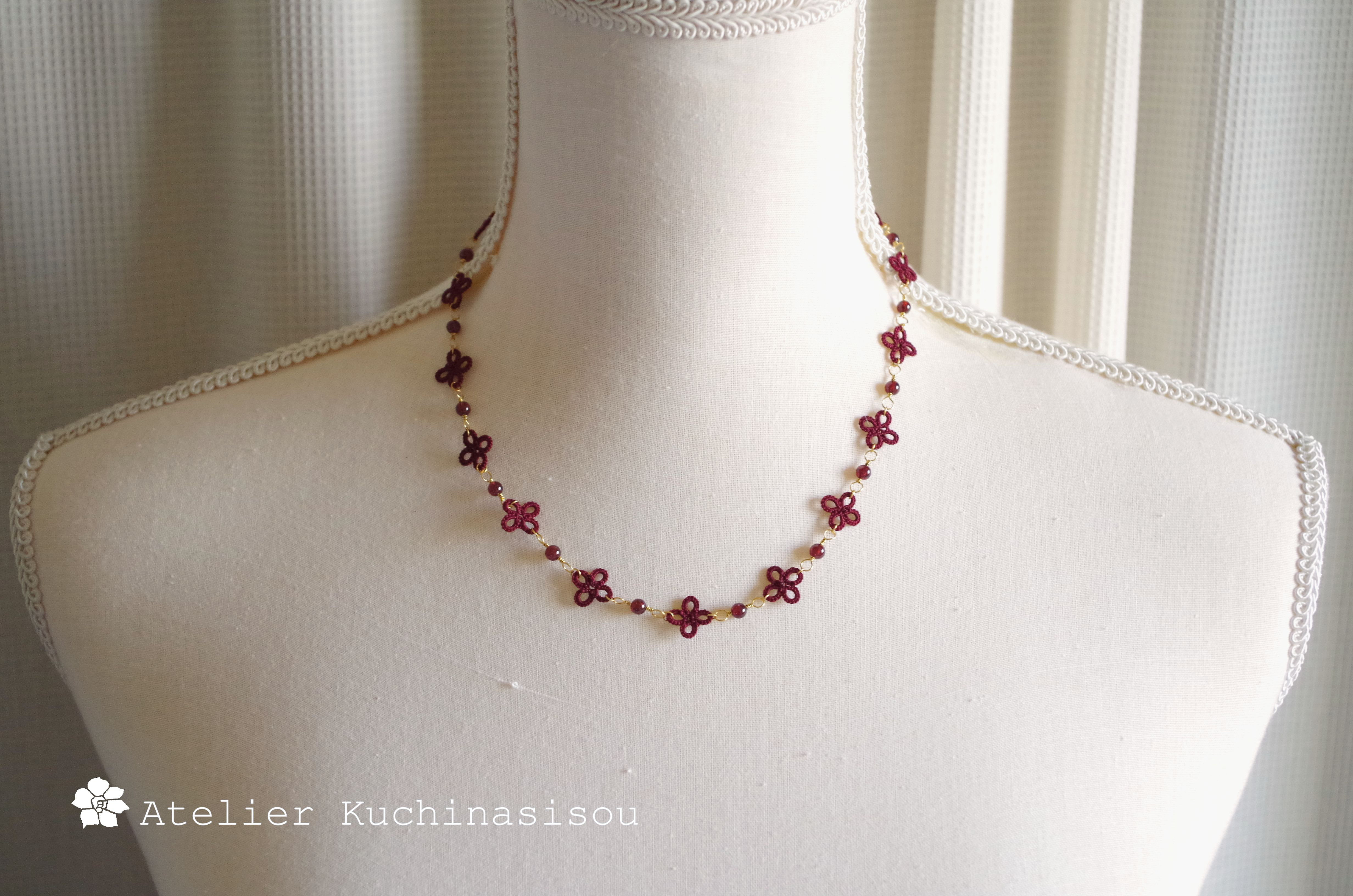 【受注製作】［1月誕生石］タティングレースの小花とガーネットのネックレス