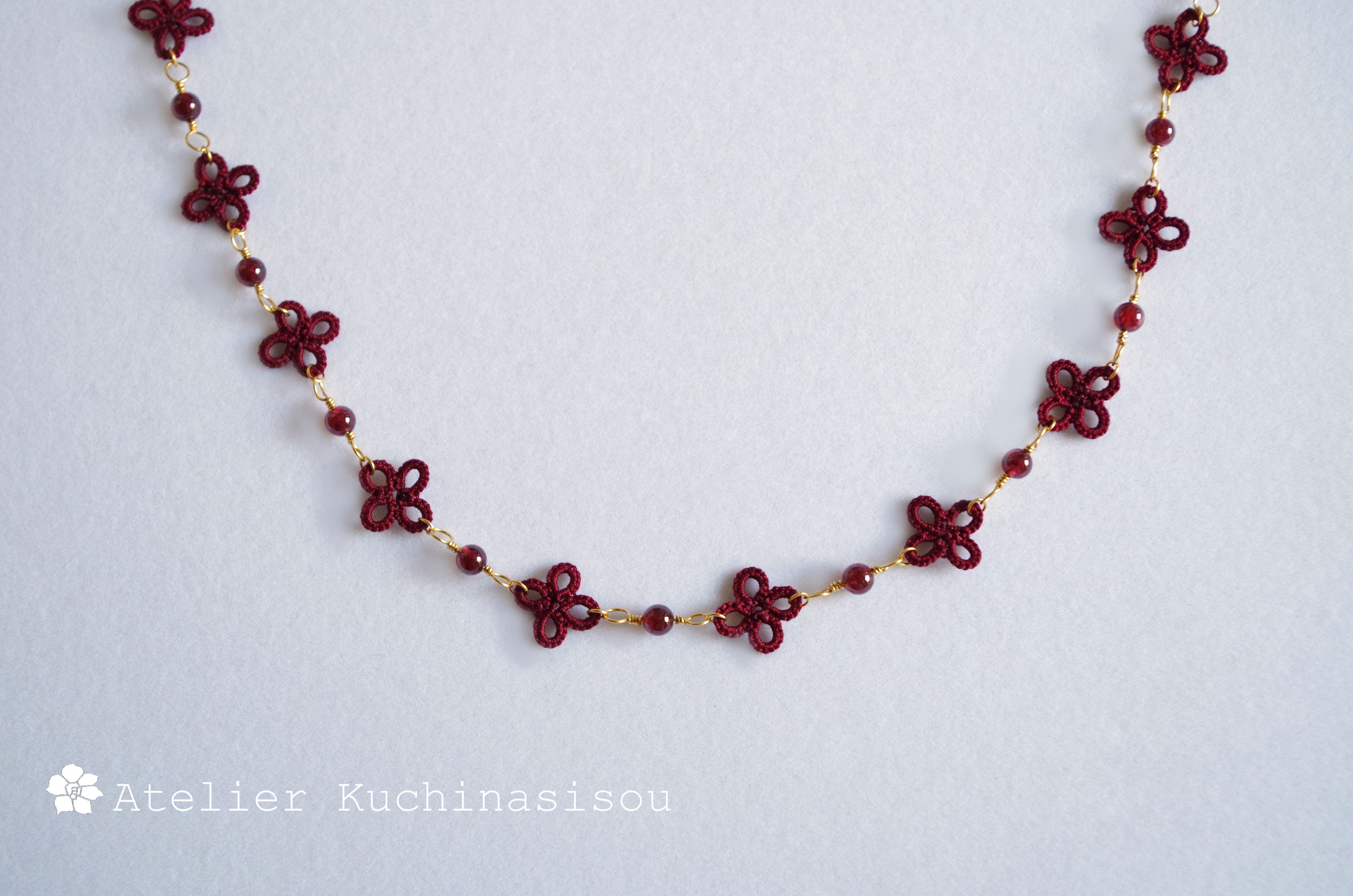 【受注製作】［1月誕生石］タティングレースの小花とガーネットのネックレス