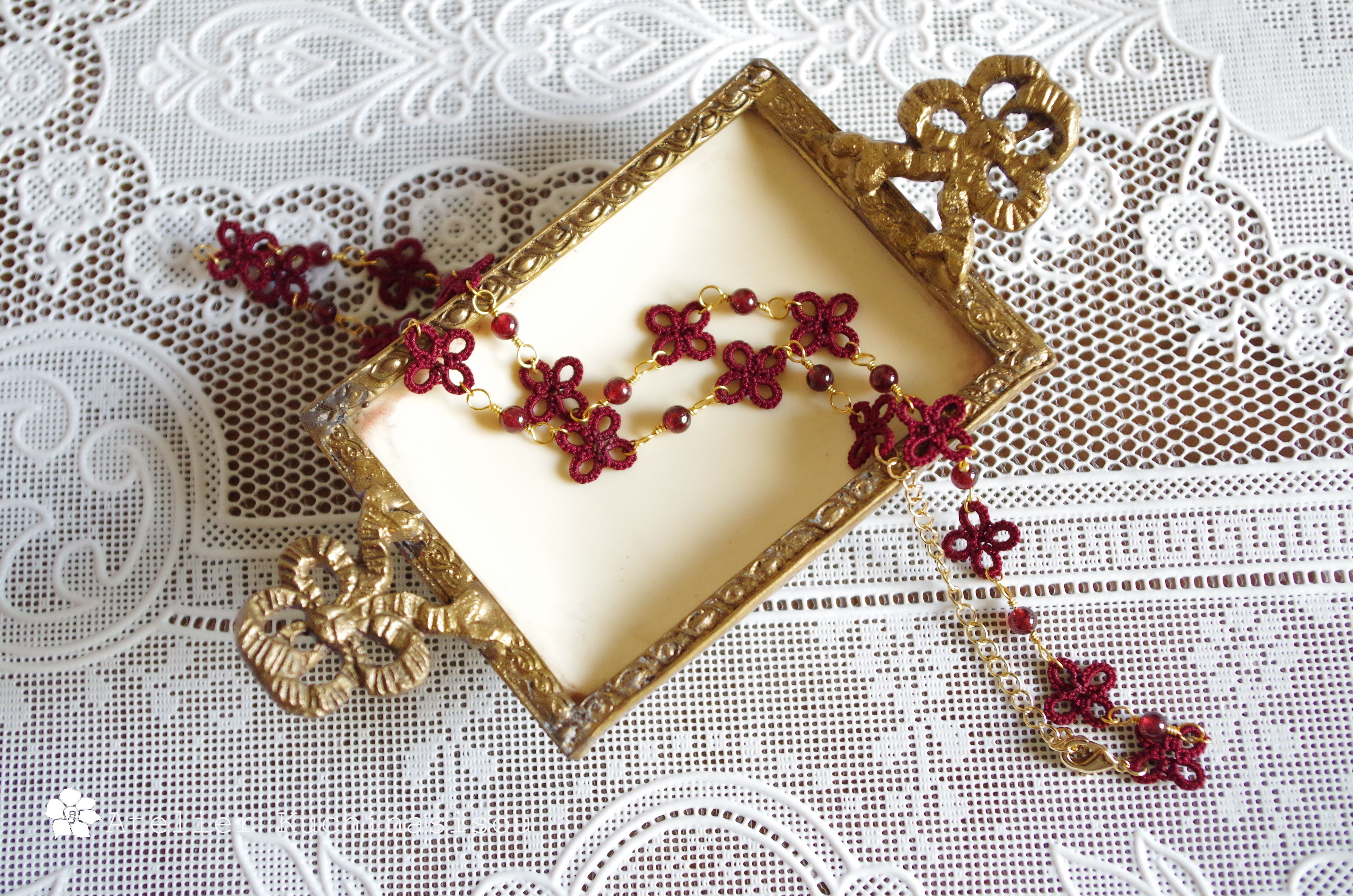 【受注製作】［1月誕生石］タティングレースの小花とガーネットのネックレス