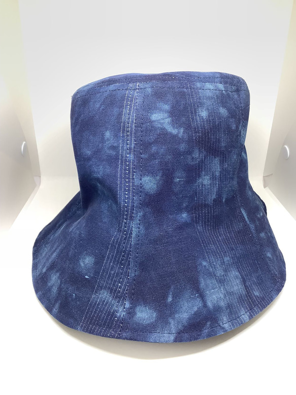 夏塩沢の本藍染めのファッション「ナツシオンブルー」　板締め染め後ゴム付き帽子B(絹１００％) 2枚目の画像