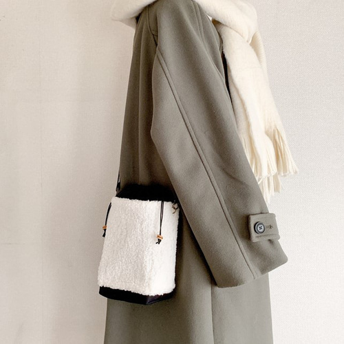 欲張りなスマホポシェット／ボア 長財布・ペットボトルOK！（巾着