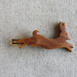 ウサギ木製ネクタイピン 2枚目の画像