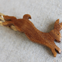 ウサギ木製ネクタイピン 4枚目の画像