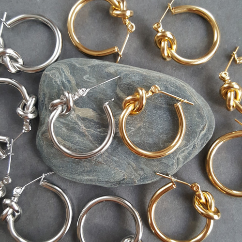 126 全てステンレス使用　ハンドメイド　　ピアスorイヤリング 2pcs] オール サージカル ステンレス ノットフープ ピアス 金属