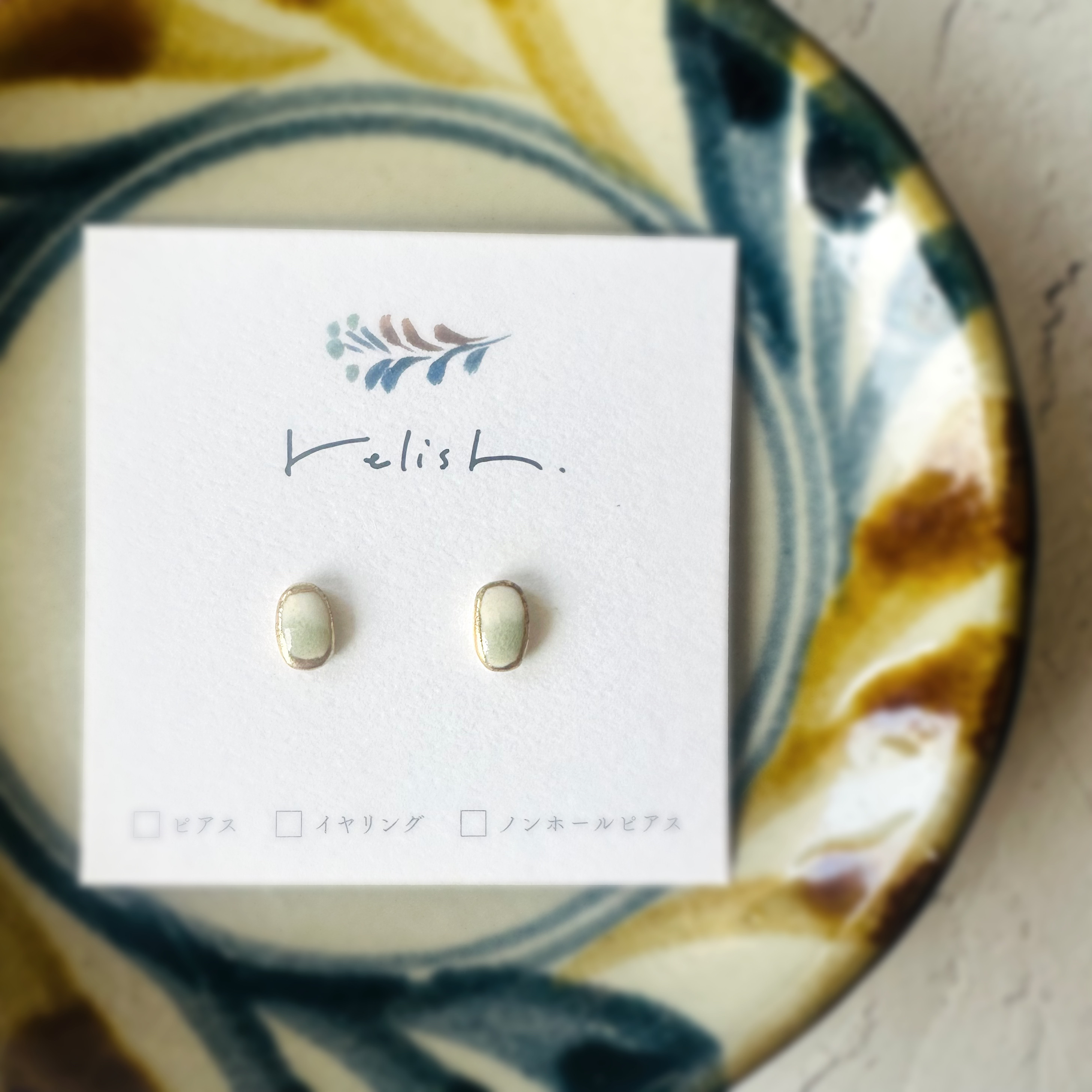 【再販】極小 陶器 金継ぎ ピアス ノンホールピアス  イヤリング オフィス ホワイト 白 ゴールド 金 小さい 小ぶり