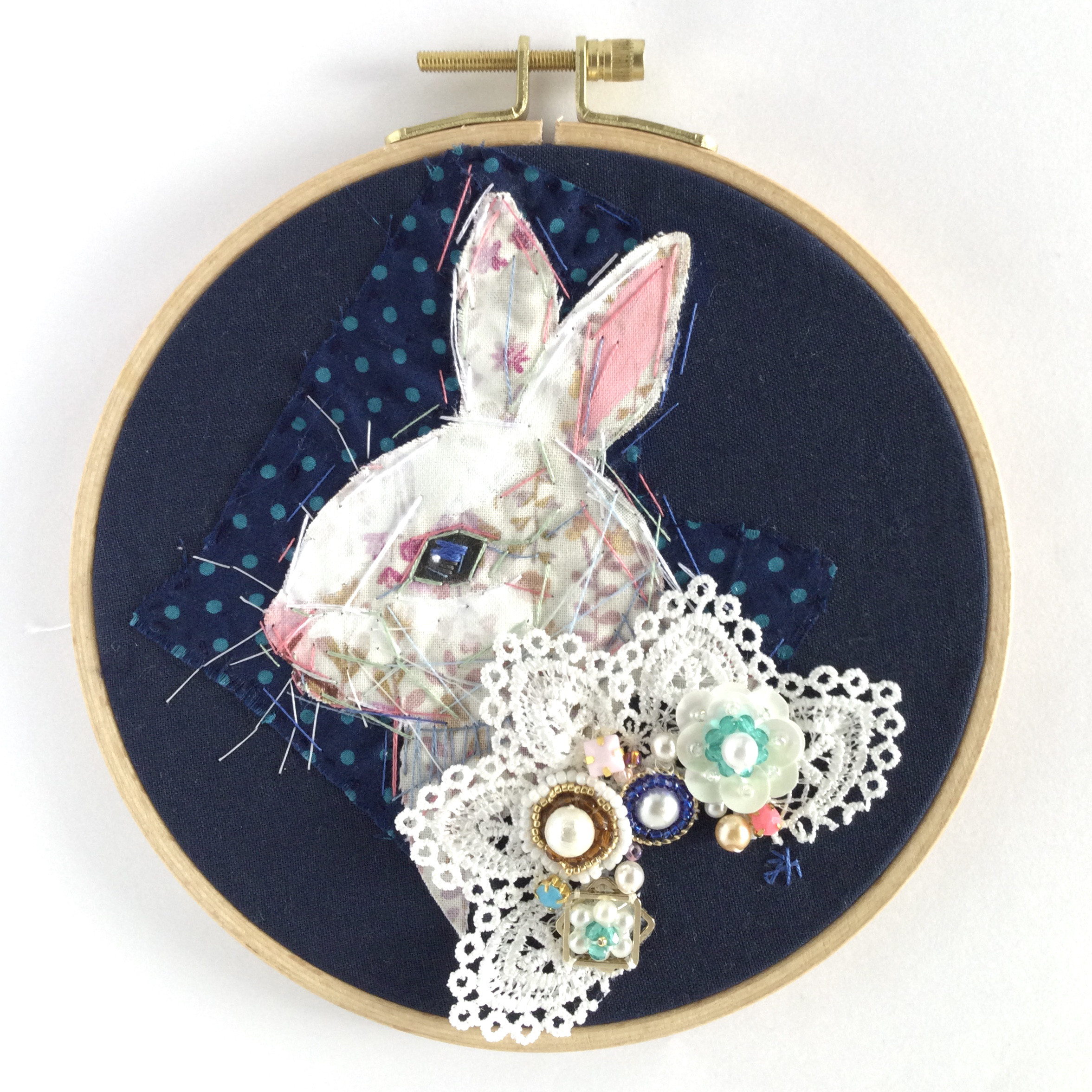 【刺繍枠絵画】　春待つうさぎ