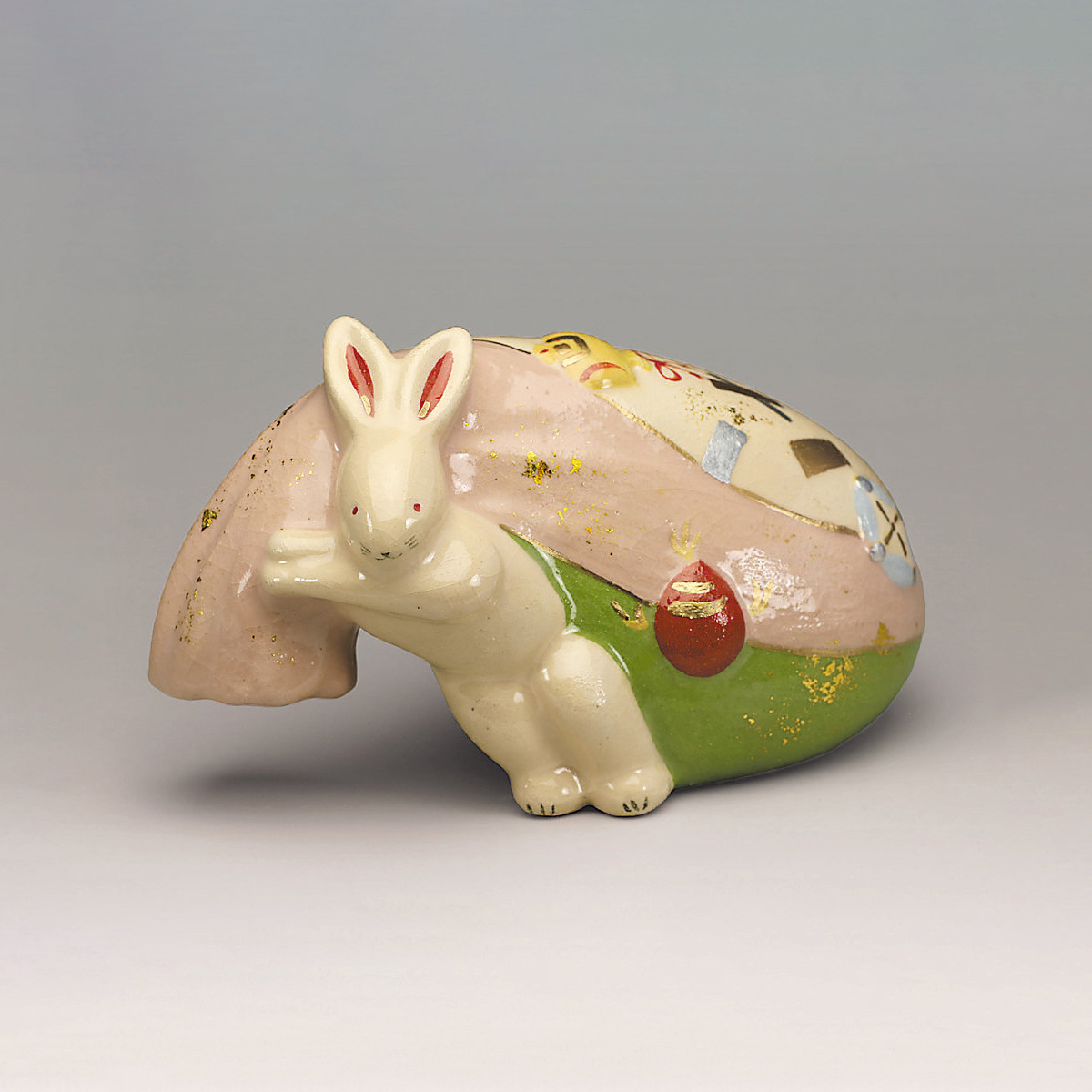 2023年干支「楽入窯製　兎に宝袋　置物」（ピンク×緑） 楽焼　手描き　卯　うさぎ　正月