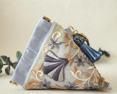 インド刺繍リボン　テトラポーチ 送料無料インド刺繍リボンの三角ポーチ(テトラポーチ・手のひら