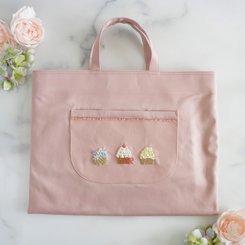 受注製作【手刺繍】紺色・カップケーキ・レッスンバッグ・女の子