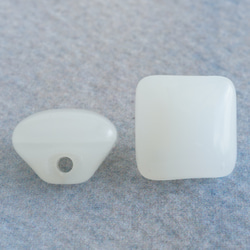 (3個) 10mm チェコ製ヴィンテージガラスボタン　四角形 白 3枚目の画像