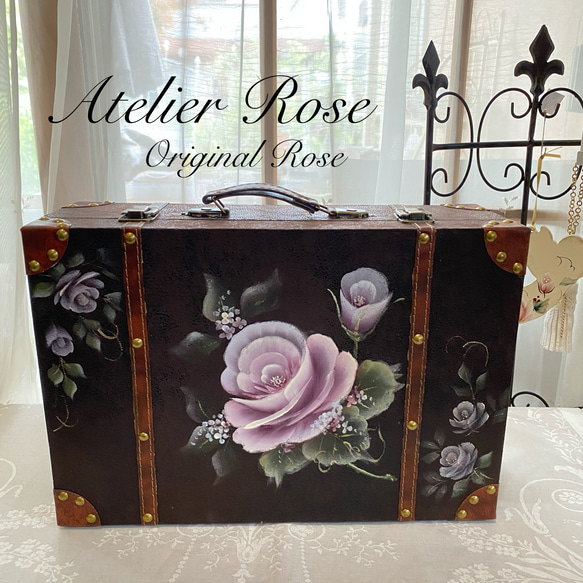 アンティークの材料でデコパージュしたトランク