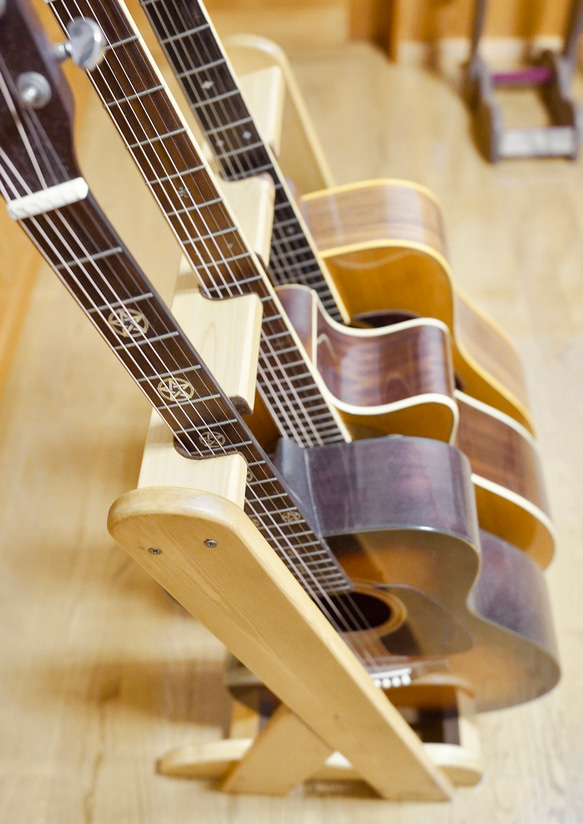 【24時間以内に発送】手作り木工　木製ギタースタンド （オーク） ３本掛け 2枚目の画像