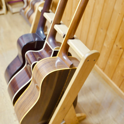 【24時間以内に発送】手作り木工　木製ギタースタンド （オーク） ３本掛け 5枚目の画像