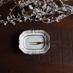 鉄粉のある　輪花長豆皿　シャビーな雰囲気の乳白色　陶器　クリスマスギフト 1枚目の画像